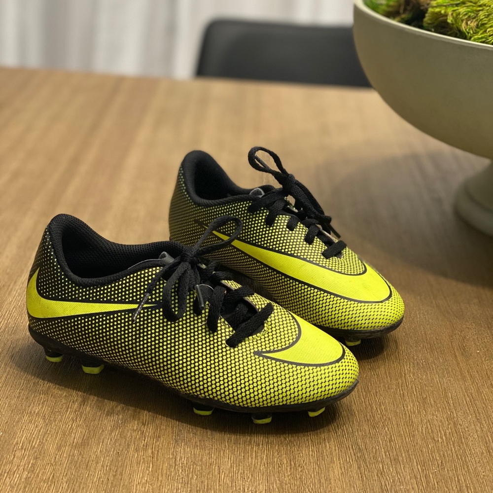 ‼️‼️SOLD‼️‼️Neon yellow Nike cleats